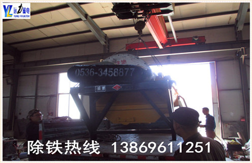 2.小型强磁磁选机的分选择效果好 行简单的华体会官方网站-华体会(中国)官方
. 采用磁分离专利技术还增加了分拣计划,提高分拣精度,无论硬矿石软,无论粗颗粒,细颗粒,所有类型的选矿机都可以自动调度,分选效果控制在许可范围内. 3.远力小型强磁磁选机创新产品 以烧结钕铁硼"管包裹动态半封闭磁性系统"专有技术为中间,开发了一系列干式磁选机,时间一直是定型产品的发展: 4.小型强磁磁选机的处理量及型号 CTG-620干滚筒式粗轧机(粗轧设备可用于丰富河砂,砂铁矿,铁矿石等)处置量:100-125t / h CTG-824干滚筒粗选机(粗机设备可用于丰富河砂,砂铁矿,劣铁矿等)处置能力:125-150t / h CTG-8180干滚筒粗轧机(粗轧设备可用于贫矿,尾矿,河砂,钢渣等)处置能力:50-80t / h