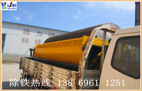 .远力干式磁选机新型设计,减少尾矿跑尾 华体会官方网站-华体会(中国)官方
独创的专利技术,采用吸附.去杂.提纯.脱磁4段复合磁系的排列方法,采用优质铁氧体和钕铁硼材料与稀土磁钢复合而成.此种磁系排列方法可广泛应用于贫磁铁矿的富集提纯.河沙选铁.钢渣提纯.钛铁矿分离等,干式磁选机非常适用于干旱缺水地区,节省水资源,降低选矿成本,为超贫磁铁矿开采和利用开辟了一条新途径. 采用独有变频调速电动机,使用寿命长,运行故障低,可随时调节粗精矿品味高低